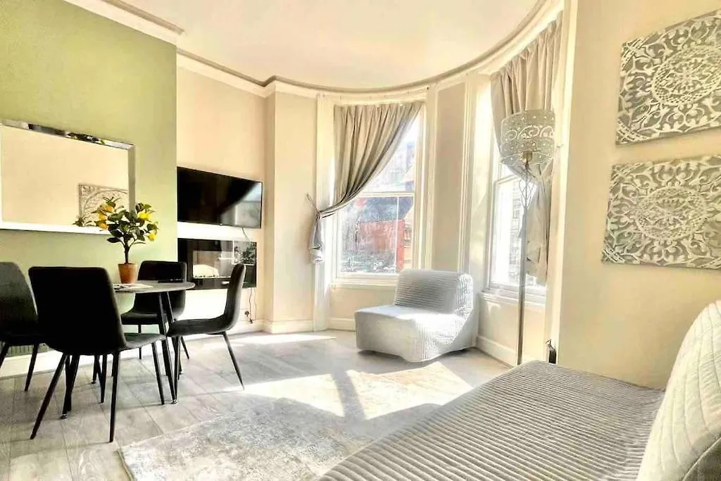 Central Apartment 2 Minutes From Sea Front location